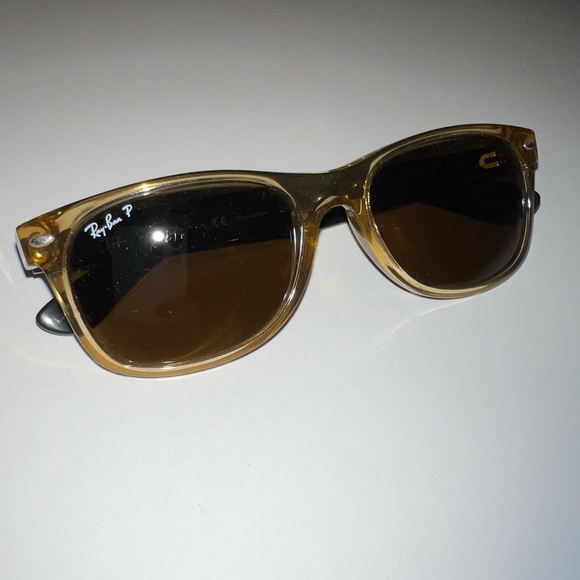 Ray Ban Wayfarer Polarized Sunglasses with case - Picture 4 of 8